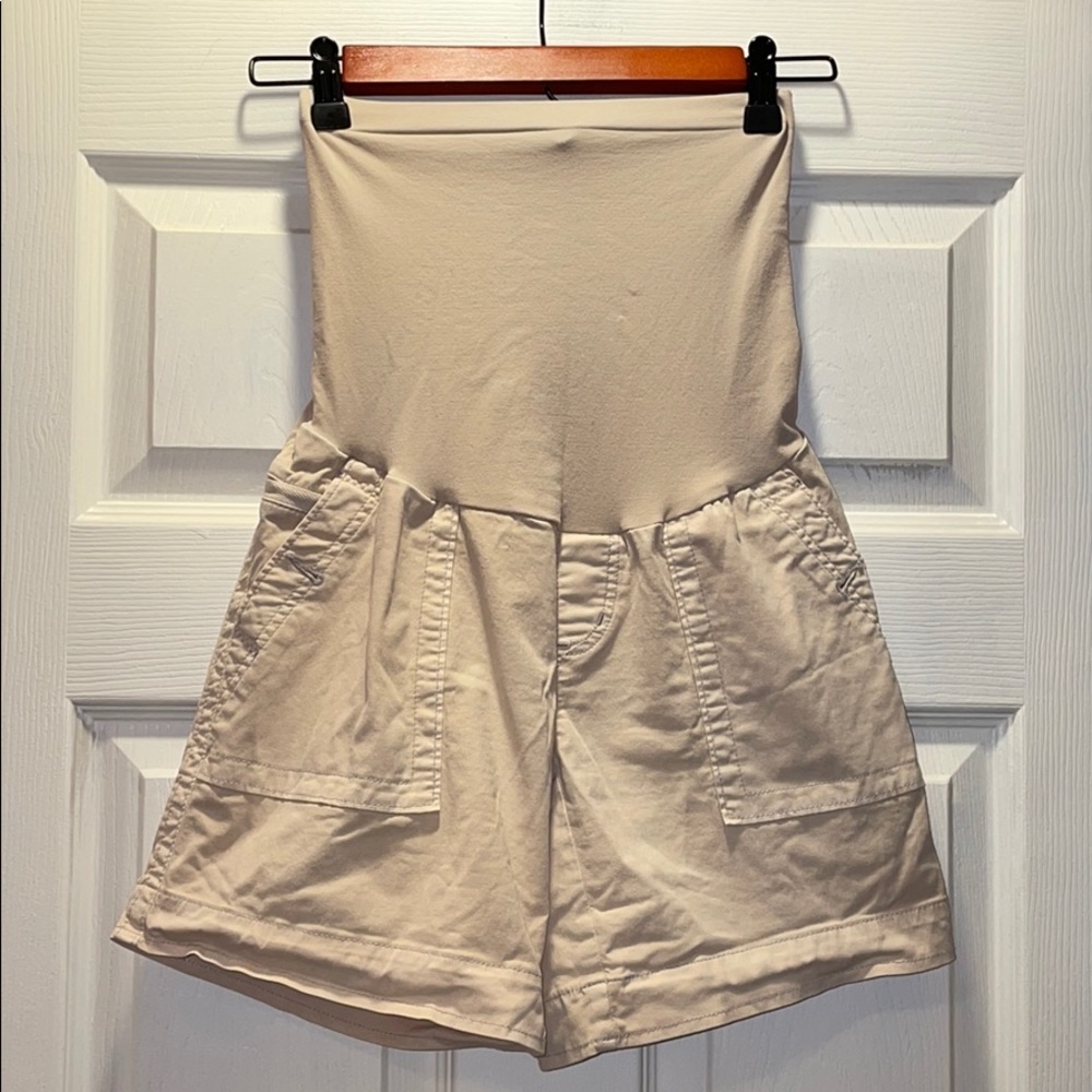 A Pea in the Pod Tan twill shorts